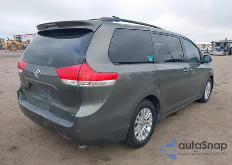 2014 Toyota Sienna Xle V6 8 Passenger z USA, uszkodzony, nr VIN 5TDYK3DC4ES479014